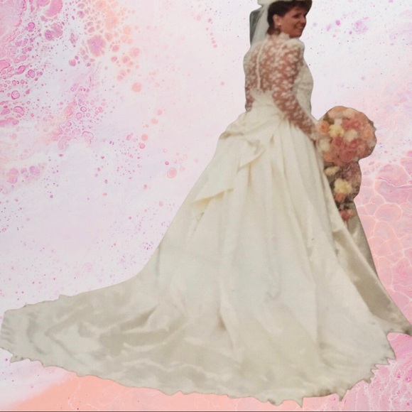 Vintage Ivory satin wedding gown over 5000 pearls - Picture 14 of 17